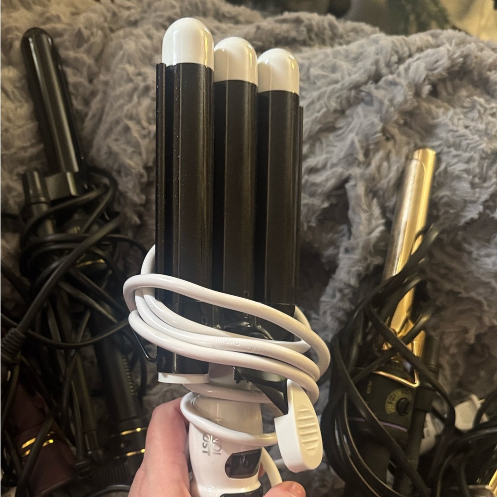 Bondi boost waver 
Triple Barrel Hair Waver - Black & White